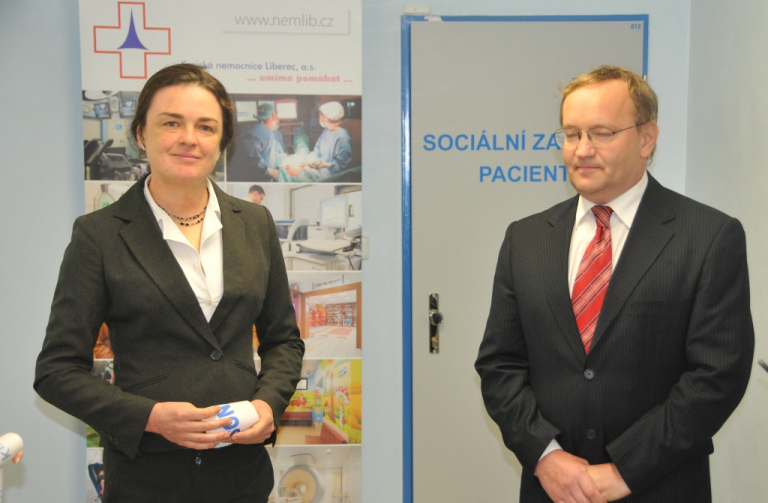Záchyrtnou stanici pro LK slavnostně otevřeli náměstkyně hejtmana LK Zuzana Kocumová a generílní ředitel KNL Jiří Veselka.